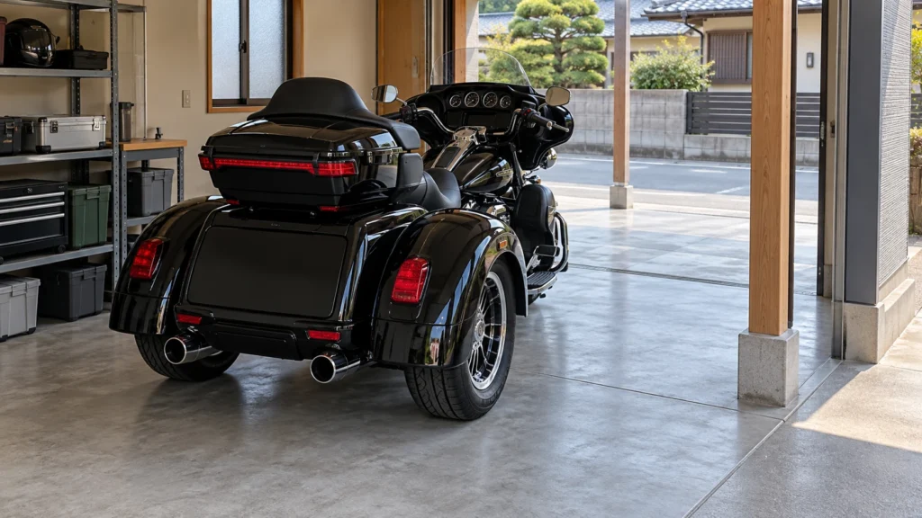 日本のガレージに駐車した黒いトライクと、車体左右の空きスペース